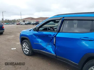 2023 Jeep Compass Latitude Lux z VIN 3C4NJDFN6PT513988, wystawiony jako IAAI lot #42166572 z przebiegiem 18 955 mil mil oraz . Historia ofert i sprzedaży dostępna na DreamBid. Obrazek 6.