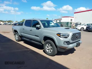 2021 Toyota Tacoma SR5 z VIN 3TYDZ5BN5MT004257, wystawiony jako IAAI lot #41764357 z przebiegiem 22 699 mil mil oraz . Historia ofert i sprzedaży dostępna na DreamBid. Obrazek 1.