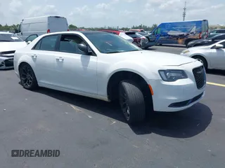 2020 Chrysler 300 Touring z VIN 2C3CCAAG8LH158838, wystawiony jako IAAI lot #42444126 z przebiegiem 50 052 mil mil oraz . Historia ofert i sprzedaży dostępna na DreamBid. Obrazek 1.