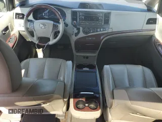 2013 Toyota Sienna XLE с VIN 5TDDK3DC6DS063575, выставлен на аукционе Copart как лот 52725185 с пробегом 125 707 миль миль и Списание • Salvage title. История ставок и продаж доступна на DreamBid. Изображение 8.