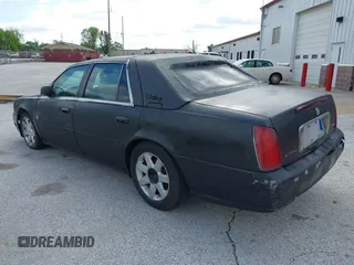 2002 Cadillac DeVille DHS z VIN 1G6KE57Y62U233642, wystawiony jako IAAI lot #42132517 z przebiegiem 223 505 mil mil oraz . Historia ofert i sprzedaży dostępna na DreamBid. Obrazek 3.