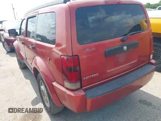 2008 Dodge Nitro SXT z VIN 1D8GT28K18W259419, wystawiony jako IAAI lot #42406662 z przebiegiem 197 382 mil mil oraz . Historia ofert i sprzedaży dostępna na DreamBid. Obrazek 3.