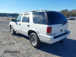 1997 GMC Jimmy SL with VIN 1GKCS13W9V2523837, listed as a IAAI auction lot 41359854 with 185,549 mi miles. Bid and sale history available at carsss.com. Image 3.