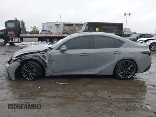 2024 Lexus IS 350 F Sport z VIN JTHBZ1E22R5035541, wystawiony jako IAAI lot #41060031 z przebiegiem 8 390 mil mil oraz . Historia ofert i sprzedaży dostępna na DreamBid. Obrazek 15.