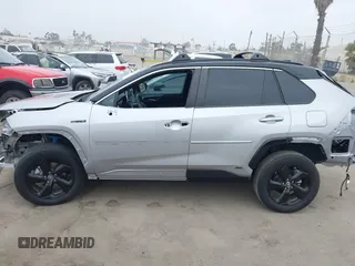 2021 Toyota RAV4 Hybrid XSE z VIN 4T3E6RFV9MU027713, wystawiony jako IAAI lot #42587759 z przebiegiem 28 806 mil mil oraz . Historia ofert i sprzedaży dostępna na DreamBid. Obrazek 18.
