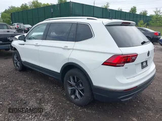 2022 Volkswagen Tiguan SE z VIN 3VV2B7AX8NM109450, wystawiony jako IAAI lot #42248707 z przebiegiem 18 603 mil mil oraz . Historia ofert i sprzedaży dostępna na DreamBid. Obrazek 3.
