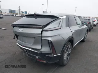 2024 Cadillac LYRIQ Luxury z VIN 1GYKPPRK1RZ109216, wystawiony jako IAAI lot #42180416 z przebiegiem 13 470 mil mil oraz . Historia ofert i sprzedaży dostępna na DreamBid. Obrazek 4.