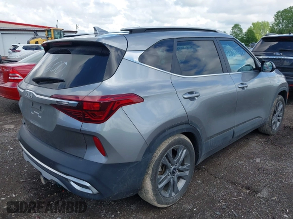 2023 Kia Seltos S z VIN KNDEU2AA7P7457600, wystawiony jako IAAI lot #42238448 z przebiegiem 21 074 mil mil oraz . Historia ofert i sprzedaży dostępna na DreamBid. Obrazek 4.