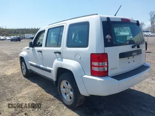 2012 Jeep Liberty Sport z VIN 1C4PJMAK7CW209305, wystawiony jako IAAI lot #42105378 z przebiegiem 136 617 mil mil oraz . Historia ofert i sprzedaży dostępna na DreamBid. Obrazek 3.