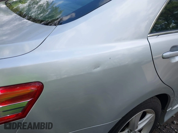 2011 Toyota Camry LE z VIN 4T1BF3EK3BU200056, wystawiony jako IAAI lot #42467171 z przebiegiem 242 129 mil mil oraz . Historia ofert i sprzedaży dostępna na DreamBid. Obrazek 12.