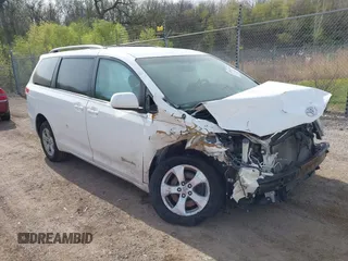 2014 Toyota Sienna LE AAS z VIN 5TDKK3DC0ES439163, wystawiony jako IAAI lot #42155274 z przebiegiem Nie podano mil oraz . Historia ofert i sprzedaży dostępna na DreamBid. Obrazek 1.