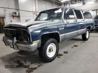 1987 GMC Suburban z VIN 1GKGV26K8HF534817, wystawiony jako Copart lot #43368215 z przebiegiem 82 553 mil mil oraz Tytuł czysty. Historia ofert i sprzedaży dostępna na DreamBid. Obrazek 1.