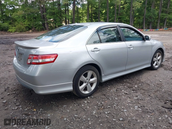 2011 Toyota Camry LE z VIN 4T1BF3EK3BU200056, wystawiony jako IAAI lot #42467171 z przebiegiem 242 129 mil mil oraz . Historia ofert i sprzedaży dostępna na DreamBid. Obrazek 4.