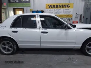 2001 Ford Crown Victoria Police Police Interceptor with VIN 2FAFP71W01X150796, listed as a IAAI auction lot 41319796 with 200,174 mi miles. Bid and sale history available at carsss.com. Image 13.