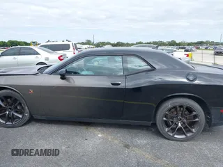 2016 Dodge Challenger R/T Scat Pack z VIN 2C3CDZFJ2GH254938, wystawiony jako IAAI lot #40888589 z przebiegiem 114 582 mil mil oraz . Historia ofert i sprzedaży dostępna na DreamBid. Obrazek 15.
