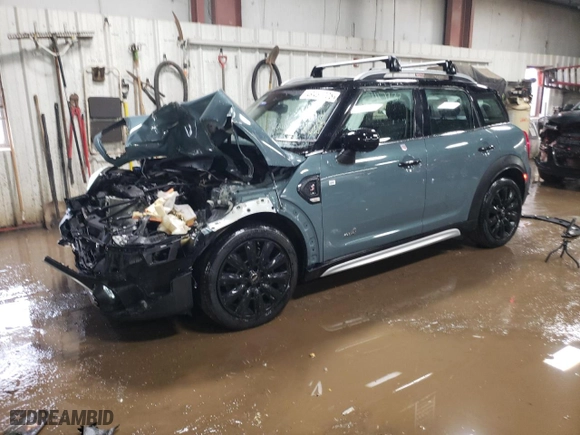 2021 MINI Countryman Cooper S with VIN WMZ83BR08M3M69818, listed as a Copart auction lot 49461025 with 31,418 mi miles and Salvage Title. Bid and sale history available at carsss.com. Image 1.