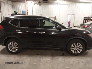 2017 Nissan Rogue S z VIN KNMAT2MV5HP575713, wystawiony jako IAAI lot #42241396 z przebiegiem 176 102 mil mil oraz . Historia ofert i sprzedaży dostępna na DreamBid. Obrazek 13.