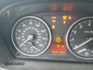 2012 BMW 3 Series 328i z VIN WBAKE3C55CE770542, wystawiony jako Copart lot #60290125 z przebiegiem 123 797 mil mil oraz Szkoda całkowita • Salvage title. Historia ofert i sprzedaży dostępna na DreamBid. Obrazek 9.