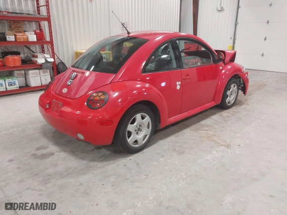 1999 Volkswagen New Beetle GLS with VIN 3VWCC21C1XM444985, listed as a IAAI auction lot 41209953 with 175,946 mi miles. Bid and sale history available at carsss.com. Image 4.