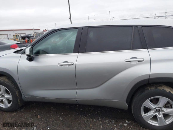2021 Toyota Highlander L with VIN 5TDBZRBH0MS102634, listed as a IAAI auction lot 40912495 with 27,376 mi miles. Bid and sale history available at carsss.com. Image 14.