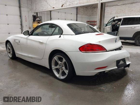 2015 BMW Z4 sDrive28i with VIN WBALL5C51FJ997681, listed as a IAAI auction lot 41323332 with 47,991 mi miles. Bid and sale history available at carsss.com. Image 3.
