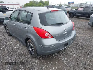2009 Nissan Versa S z VIN 3N1BC13E19L468965, wystawiony jako IAAI lot #42174400 z przebiegiem 134 893 mil mil oraz . Historia ofert i sprzedaży dostępna na DreamBid. Obrazek 3.