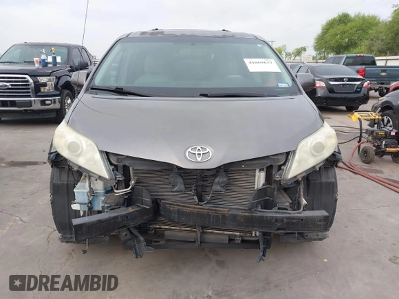 2011 Toyota Sienna XLE AAS with VIN 5TDYK3DC1BS136012, listed as a IAAI auction lot 41869637 with 231,418 mi miles. Bid and sale history available at carsss.com. Image 13.