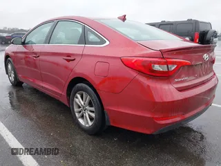 2016 Hyundai Sonata SE z VIN 5NPE24AF7GH391820, wystawiony jako IAAI lot #42015648 z przebiegiem 123 004 mil mil oraz . Historia ofert i sprzedaży dostępna na DreamBid. Obrazek 3.