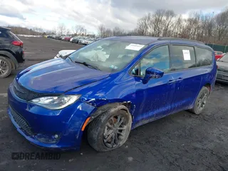 2020 Chrysler Pacifica Launch Edition z VIN 2C4RC3BG9LR252124, wystawiony jako IAAI lot #41689415 z przebiegiem 53 455 mil mil oraz . Historia ofert i sprzedaży dostępna na DreamBid. Obrazek 17.