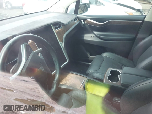 2016 Tesla Model X 70D z VIN 5YJXCAE25GF022898, wystawiony jako IAAI lot #39945988 z przebiegiem Nie podano mil oraz . Historia ofert i sprzedaży dostępna na DreamBid. Obrazek 16.