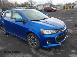 2018 Chevrolet Sonic LT z VIN 1G1JD6SG6J4116022, wystawiony jako IAAI lot #41924022 z przebiegiem 72 306 mil mil oraz . Historia ofert i sprzedaży dostępna na DreamBid. Obrazek 1.