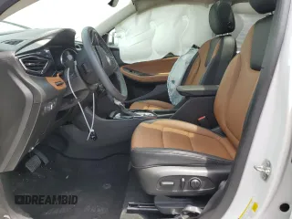 2021 Buick Encore GX Essence z VIN KL4MMFSL3MB145909, wystawiony jako Copart lot #59030565 z przebiegiem 9 279 mil mil oraz Nie do naprawy • Non repairable. Historia ofert i sprzedaży dostępna na DreamBid. Obrazek 7.
