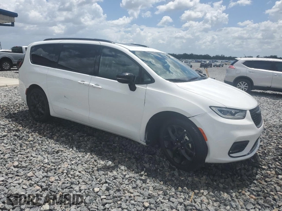 2025 Chrysler Pacifica Limited with VIN 2C4RC1GG1SR539601, listed as a Copart auction lot 60714795 with 9,796 mi miles and Clean title. Bid and sale history available at DreamBid. Image 4.