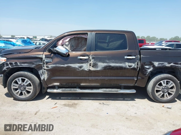 2018 Toyota Tundra SR5 z VIN 5TFAW5F18JX699080, wystawiony jako IAAI lot #42242945 z przebiegiem Nie podano mil oraz . Historia ofert i sprzedaży dostępna na DreamBid. Obrazek 14.