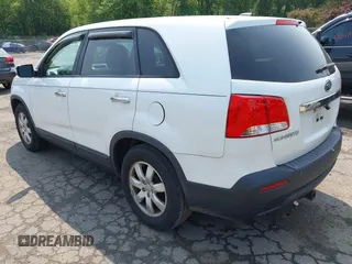 2012 Kia Sorento LX z VIN 5XYKT4A15CG256924, wystawiony jako IAAI lot #42483108 z przebiegiem 208 525 mil mil oraz . Historia ofert i sprzedaży dostępna na DreamBid. Obrazek 3.