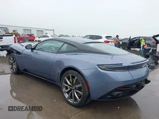 2017 Aston Martin DB11 z VIN SCFRMFAV4HGL03067, wystawiony jako IAAI lot #41962702 z przebiegiem 17 190 mil mil oraz . Historia ofert i sprzedaży dostępna na DreamBid. Obrazek 3.