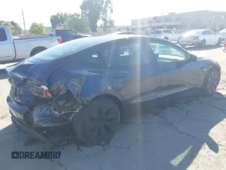 2024 Tesla Model 3 Long Range z VIN 5YJ3E1EB2RF740291, wystawiony jako IAAI lot #42124138 z przebiegiem 36 452 mil mil oraz . Historia ofert i sprzedaży dostępna na DreamBid. Obrazek 4.