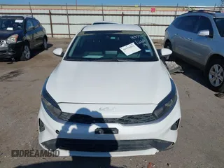 2022 Kia Forte LXS z VIN 3KPF24AD9NE490305, wystawiony jako IAAI lot #41979052 z przebiegiem 80 334 mil mil oraz . Historia ofert i sprzedaży dostępna na DreamBid. Obrazek 12.