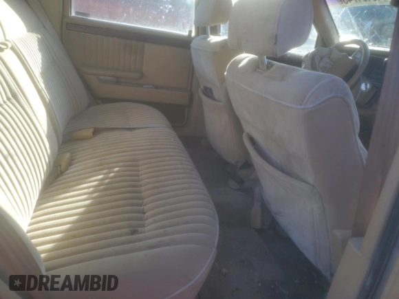 1992 Chrysler New Yorker z VIN 1C3XC66R8ND780848, wystawiony jako Copart lot #46454745 z przebiegiem 138 439 mil mil oraz Szkody całkowita. Historia ofert i sprzedaży dostępna na DreamBid. Obrazek 10.