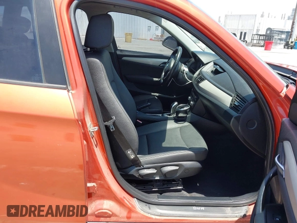 2013 BMW X1 28i z VIN WBAVM1C51DVW42255, wystawiony jako IAAI lot #42525744 z przebiegiem 108 644 mil mil oraz . Historia ofert i sprzedaży dostępna na DreamBid. Obrazek 5.