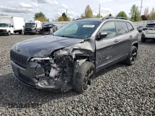 2020 Jeep Cherokee Altitude z VIN 1C4PJMLB9LD581981, wystawiony jako Copart lot #52649955 z przebiegiem Nie podano mil oraz Szkoda całkowita • Salvage title. Historia ofert i sprzedaży dostępna na DreamBid. Obrazek 1.