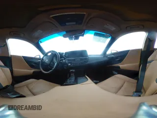 2022 Lexus ES 300h Luxury z VIN 58AEA1C19NU025142, wystawiony jako IAAI lot #42274877 z przebiegiem 33 645 mil mil oraz . Historia ofert i sprzedaży dostępna na DreamBid. Obrazek 17.