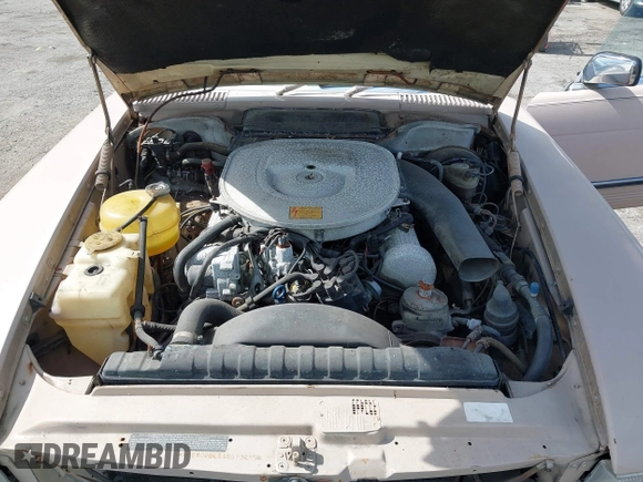 1983 Mercedes-Benz 380 SL z VIN WDBBA45A1DB020815, wystawiony jako IAAI lot #42548157 z przebiegiem 104 615 mil mil oraz . Historia ofert i sprzedaży dostępna na DreamBid. Obrazek 10.