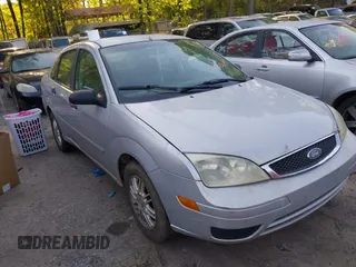 2007 Ford Focus S with VIN 1FAFP34N57W123660, listed as a IAAI auction lot 42017611 with 238,470 mi miles. Bid and sale history available at carsss.com. Image 1.