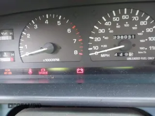 1993 Toyota T100 DX z VIN JT4VD10AXP0011610, wystawiony jako IAAI lot #42393197 z przebiegiem 238 031 mil mil oraz . Historia ofert i sprzedaży dostępna na DreamBid. Obrazek 7.
