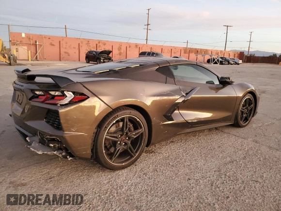 2021 Chevrolet Corvette 2LT z VIN 1G1YB2D42M5100317, wystawiony jako Copart lot #85547734 z przebiegiem Nie podano mil oraz Szkoda całkowita • Salvage title. Historia ofert i sprzedaży dostępna na DreamBid. Obrazek 3.