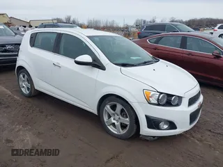 2016 Chevrolet Sonic LTZ z VIN 1G1JE6SB9G4146075, wystawiony jako IAAI lot #41750534 z przebiegiem 103 240 mil mil oraz . Historia ofert i sprzedaży dostępna na DreamBid. Obrazek 1.