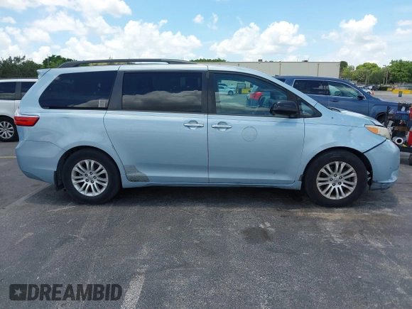 2015 Toyota Sienna XLE с VIN 5TDYK3DC3FS537633, выставлен на аукционе IAAI как лот 42534653 с пробегом 250 730 миль миль и . История ставок и продаж доступна на DreamBid. Изображение 13.