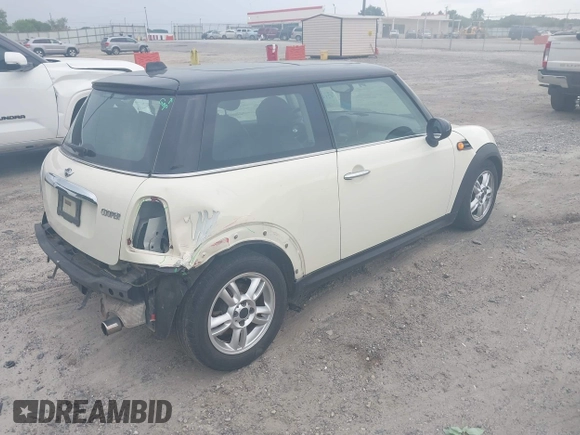 2011 MINI Hardtop z VIN WMWSU3C52BT096539, wystawiony jako IAAI lot #42140064 z przebiegiem 89 046 mil mil oraz . Historia ofert i sprzedaży dostępna na DreamBid. Obrazek 4.