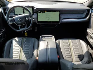 2023 Rivian R1T Adventure z VIN 7FCTGAAA9PN018171, wystawiony jako Copart lot #72593614 z przebiegiem 12 553 mil mil oraz Szkody całkowita. Historia ofert i sprzedaży dostępna na DreamBid. Obrazek 8.